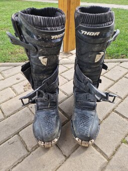 Predam na motorku prilba okuliare Čižmy - 4