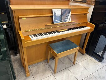 Anglická Yamaha P110N v záruce, včetně klavírní židle. - 4