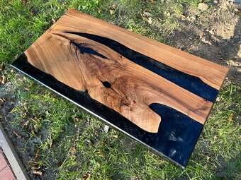 Dizajnový stolík z orechu a epoxidu, ručná výroba - 4