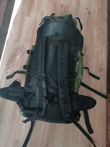 nový nepoužitý batoh objem 90L s ochrannou plas - 4