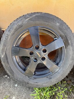 Predám 4 elektróny so zimnými pneumatikami 215/60 R16 vhodné - 4