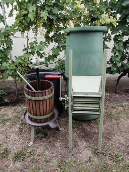 Vinobranie-mlynček,lis,bečky - 4