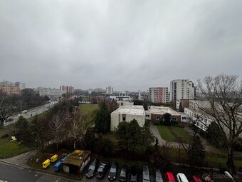 Ponúkame na prenájom stredne veľkú izbu v štvorizbovom byte - 4