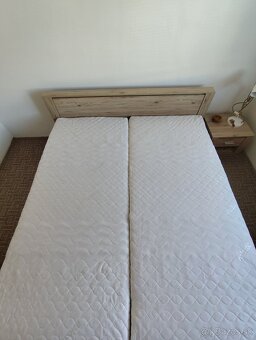 Manželská posteľ s nočným stolíkom - 4