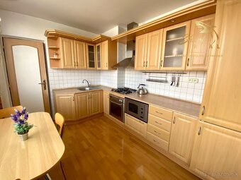 Zariadený 2-izbový byt s balkónom na predaj – Stred Považská - 4