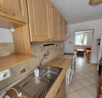 Slnečný 2-izbový byt s balkónom v tichej časti Prievidze - 4