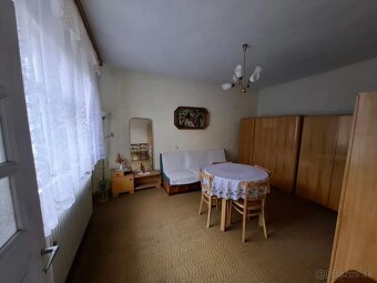 Na predaj rodinný dom s veľkým pozemkom 2303 m2 v obci Hradi - 4