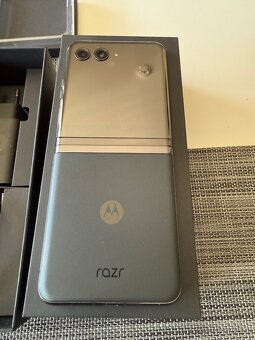 Predam Motorola Razr 40 Ultra 256Gb Cierna - 4