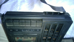 retro kazeťáky, boombox, staré rádio - 4