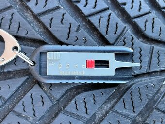 Yokohama BluEarth Winter 225/60/r18 - 4