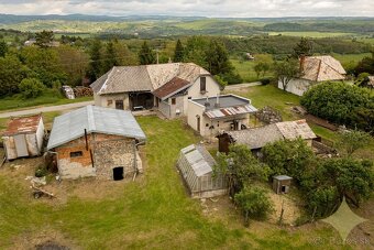 Exkluzívne na predaj gazdovský rodinný dom s pozemkom o rozl - 4
