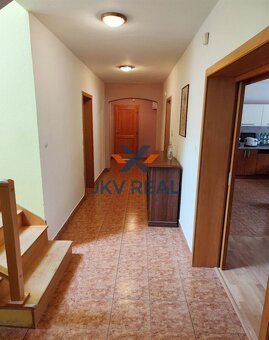 Priestranný 7-izbový rodinný dom s bazénom, altánkom a veľký - 4