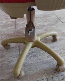 Červená stolička - 4