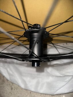 Bontrager Line Carbon 30 predné koleso 29” Boost oska - 4