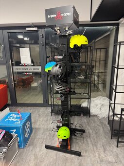 Darujem stojan na prilby do obchodu – 61 × 62 × 217 cm - 4