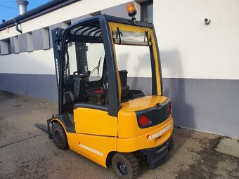 Vysokozdvižný vozík AKU Jungheinrich 2,5t triplex - 4