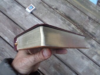 Predám vreckovú BIBLIU viazanú v umelej koži - 4