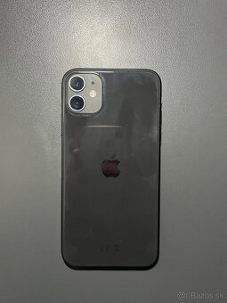 Predávam iPhone 11 so štyrmi obalmi - 4