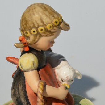 Hummel starožitná porcelánová soška - Dievčatko s ovečkou - 4