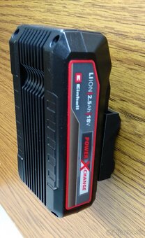 Nástenný držiak na organizáciu batérií Einhell X-Change 18V - 4