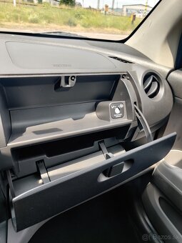 Daihatsu Sirion - 4