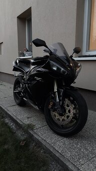 Yamaha R1 - 4