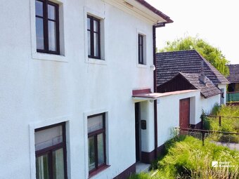 Veľkorysý vidiecky dom z nepálenej tehly čaká na druhú šancu - 4