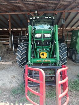 traktor John Deere - 4