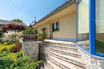 Architektonický klenot s veľkorysým pozemkom – Zemplínska Te - 4