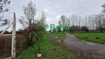 4Ha pozemok aj dvoma budovami v Maďarsku - 4