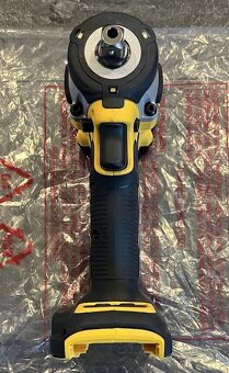 Rázový utahovák DEWALT DCF22N - 4