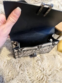 Menšia crossbody kabelka hadí vzor - 4