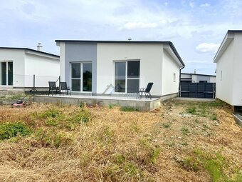 PREDAJ zariadená NOVOSTAVBA s vírivkou vo Dvorci - 4