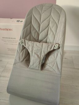 Babybjorn Lehátko Light Grey + hračka pastel - 4