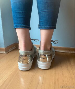 Strieborné lesklé tenisky - 4