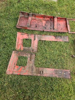 Predám kapotáž na traktor - 4