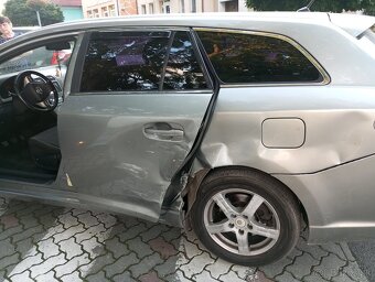 Predám Toyota Avensis combi 2.0 D4D 93kw - 4