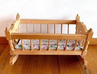 Stará dřevěná kolébka pro panenky - 4