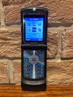 Motorola legendárne mobily RAZR V3/SLVR L7e/KRZR K1 - 4