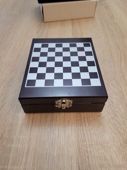 Darcekovy set potrieb k vinu + sachove figurky v krabicke - 4