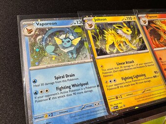 Pokemón MEGA balík (B): 100ks kariet v obaloch s V + darčeky - 4