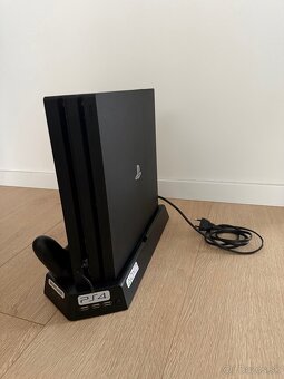 Playstation 4 PRO 1TB + 2 Ovládače + stojan - 4