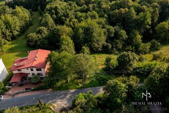 rozlohe 820 m2 v pokojnej časti mesta Nová Baňa. Cena je bez - 4
