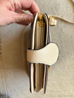 Prekrasna hneda kabelka s bezovymi a zlatymi detailami - 4