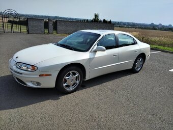 Oldsmobile Aurora - 4