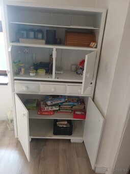 Predám masívnu jedálenskú vintage skrinku - 4