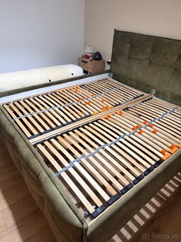 Čalúnená manželska posteľ s dreveným rostom 180x200 - 4