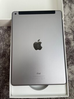 iPad 5th generation 32GB Cellular - 4