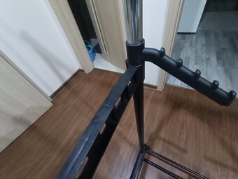 Vešiak na oblečenie na kolieskach - 4