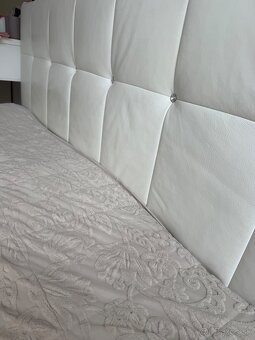 Biela kožená postel - 4